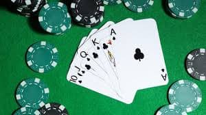 Dealer profesional di studio blackjack marksman